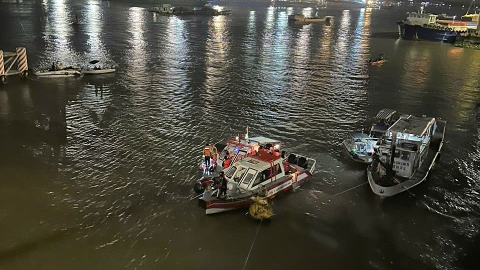 Lực lượng chức năng đang tìm kiếm chiếc xe mất tích (ảnh: ĐC)