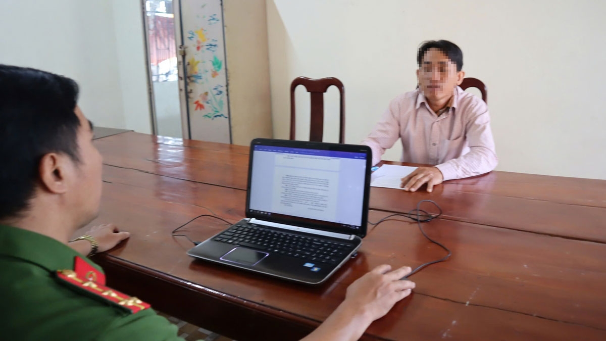 Hoàng Anh làm việc với công an (ảnh: CA)