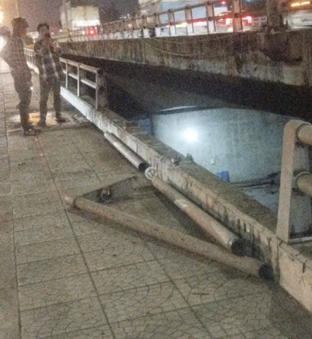 Hiện trường nơi chiếc xe 4 chỗ tông vào lan can và rơi xuống sông (ảnh: ĐC)