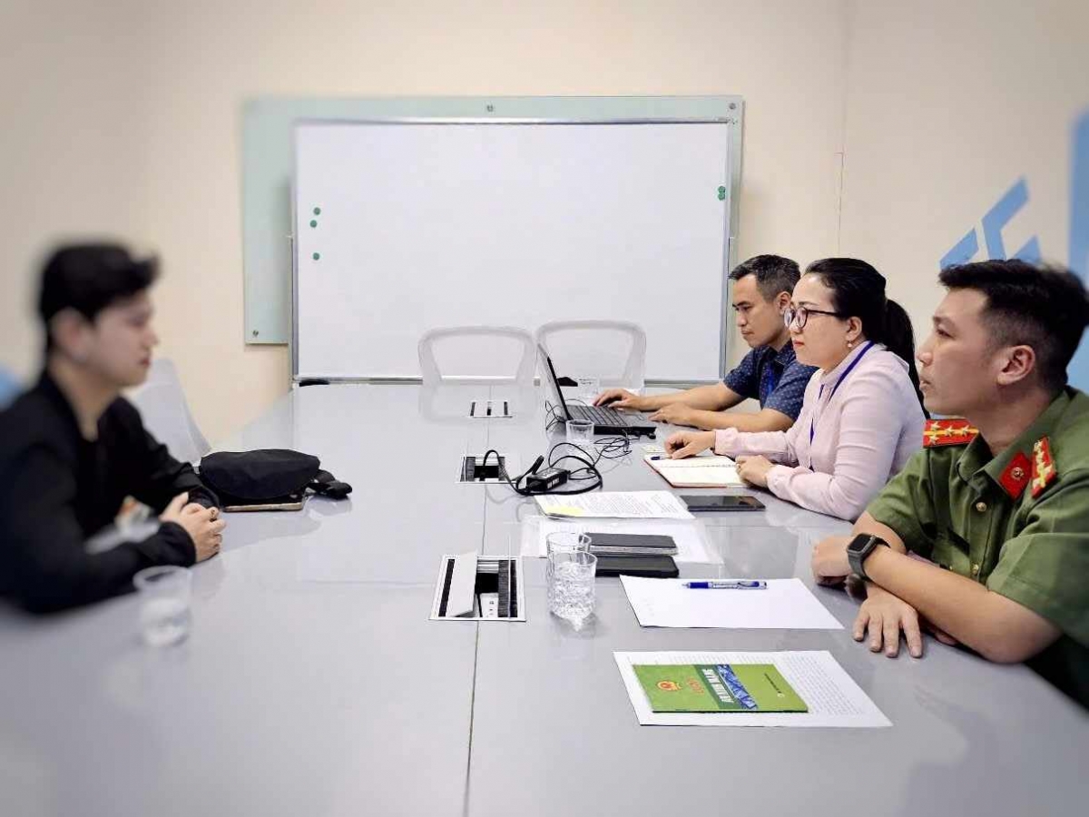 Buổi làm việc của cơ quan chức năng với chủ tài khoản Tiktok: “Tuấn không cận (giải cứu)" (Ảnh: Sở Thông tin và Truyền thông)