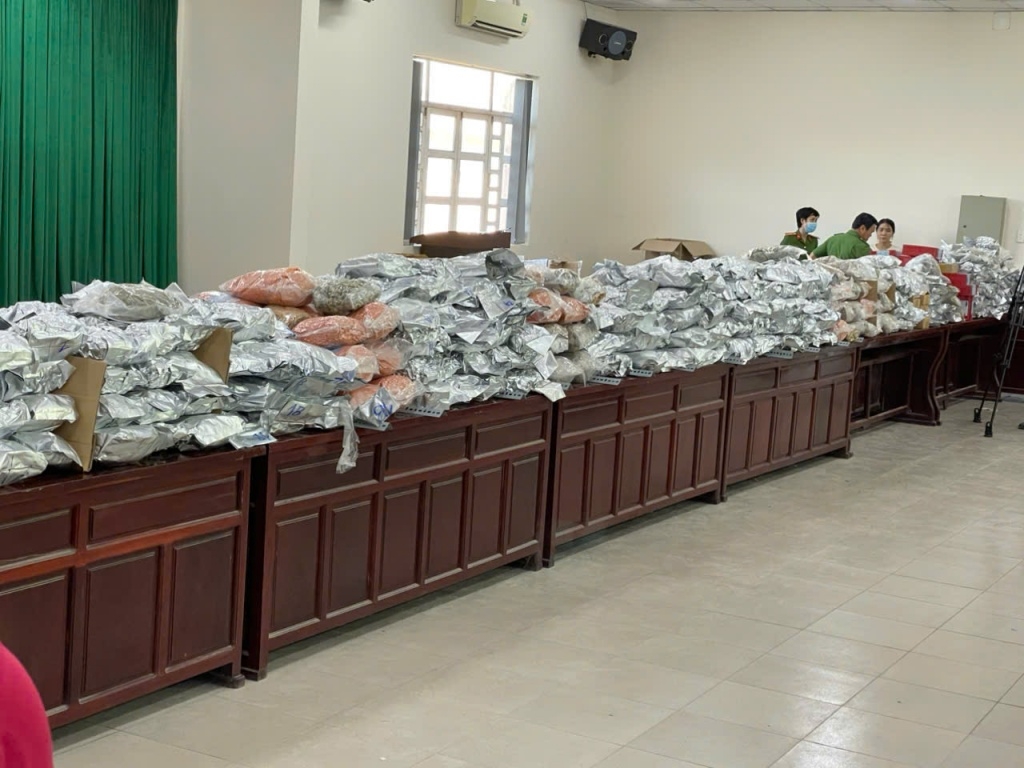 5. Ngày 26/6/2024, C04 C04 nhận được thông tin  Giàng A Súa, 39 tuổi ở Mộc Châu, Sơn La sang Lào mua ma túy, vận chuyển về Sơn La cất giấu, sau đó liên hệ Nguyễn Mười, 35 tuổi, ở Việt Trì, Phú Thọ để đưa đi Hà Nội tiêu thụ. Ngày 15/7/2024 Mười thuê xe ô tô lên Sơn La cùng Súa vận chuyển ma túy xuống Hà Nội tiệu thụ thì bị lực lượng chức năng bắt giữ. Tiến hành kiểm tra xe ô tô, phát hiện thu giữ 6 gói ma túy tổng hợp (tổng cộng 12.000 viên ma túy “Hồng phiến”, có trọng lượng 1,2 kg, được ngụy trang trong bình nhựa đựng măng ớt.  Khám xét khẩn cấp chỗ ở của Nguyễn Mười, phát hiện thu giữ 2 khẩu súng K59, 03 hộp tiếp đạn và 64 viên đạn, 2 khẩu súng hơi bắn đạn chì. Mười khai mua súng để phòng thân và bán kiếm lời. Trong ảnh: Ma túy tang vật trong 1 vụ án do C04 triệt phá năm 2024. Ảnh: C04.