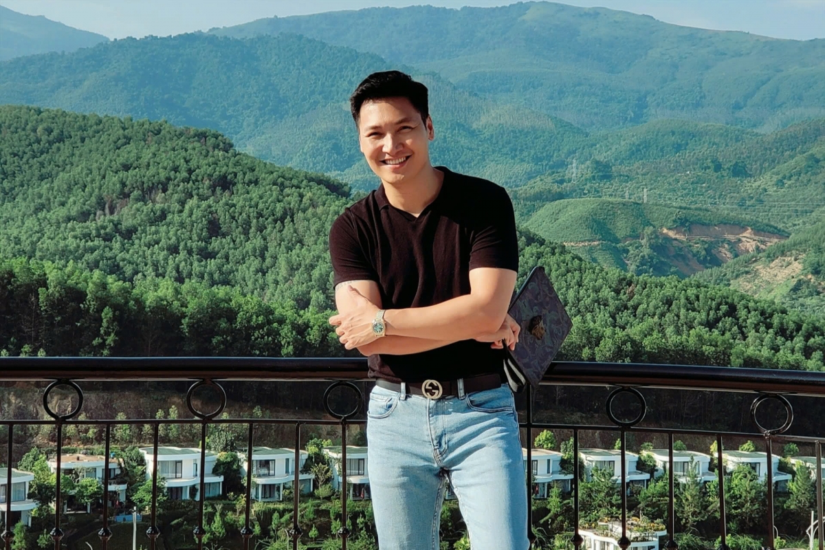 Mạnh Trường vai Lâm trong phim "Chúng ta của 8 năm sau".  Diễn viên Mạnh Trường đảm nhận vai Lâm phần 2. Anh đã chứng minh cho khán giả thấy tài năng và cảm xúc nội tâm mạnh mẽ của mình ở những tập đầu của phần 2, đặc biệt là những phân cảnh diễn bằng ánh mắt khi đối diện với Dương (Huyền Lizzie đóng).