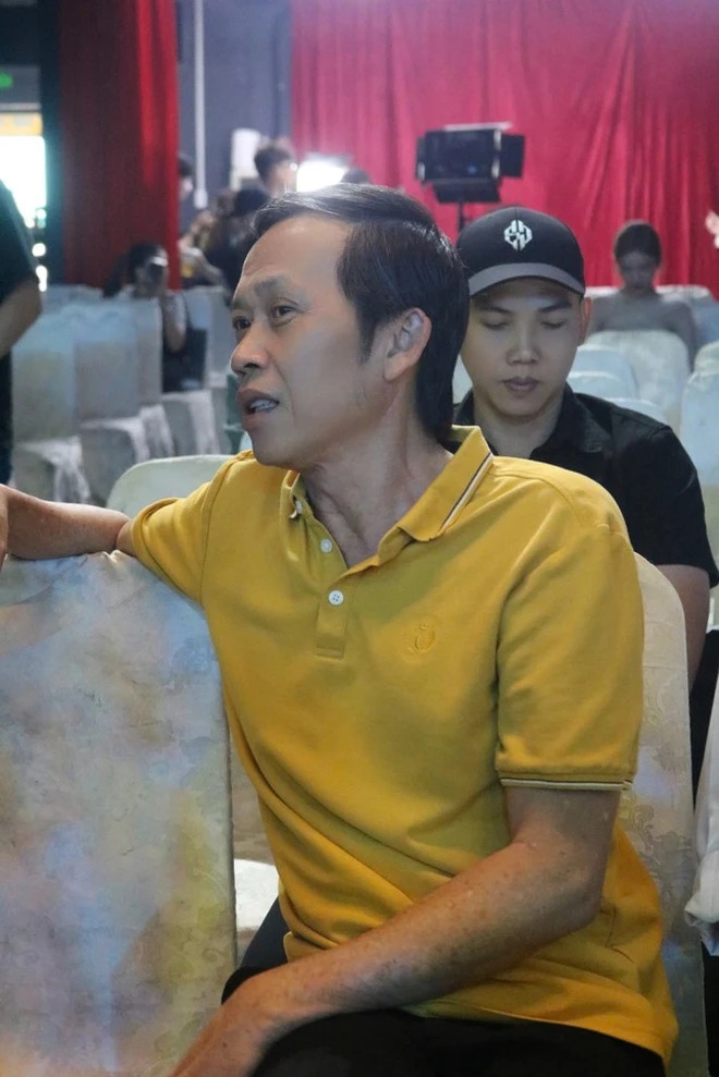 NSƯT Hoài Linh mặc giản dị khi đến ủng hộ ca sĩ MingJi. Đây là lần hiếm hoi nghệ sĩ xuất hiện ở chỗ đông người sau buổi ra mắt phim "Làm giàu với ma" hồi cuối tháng 8.