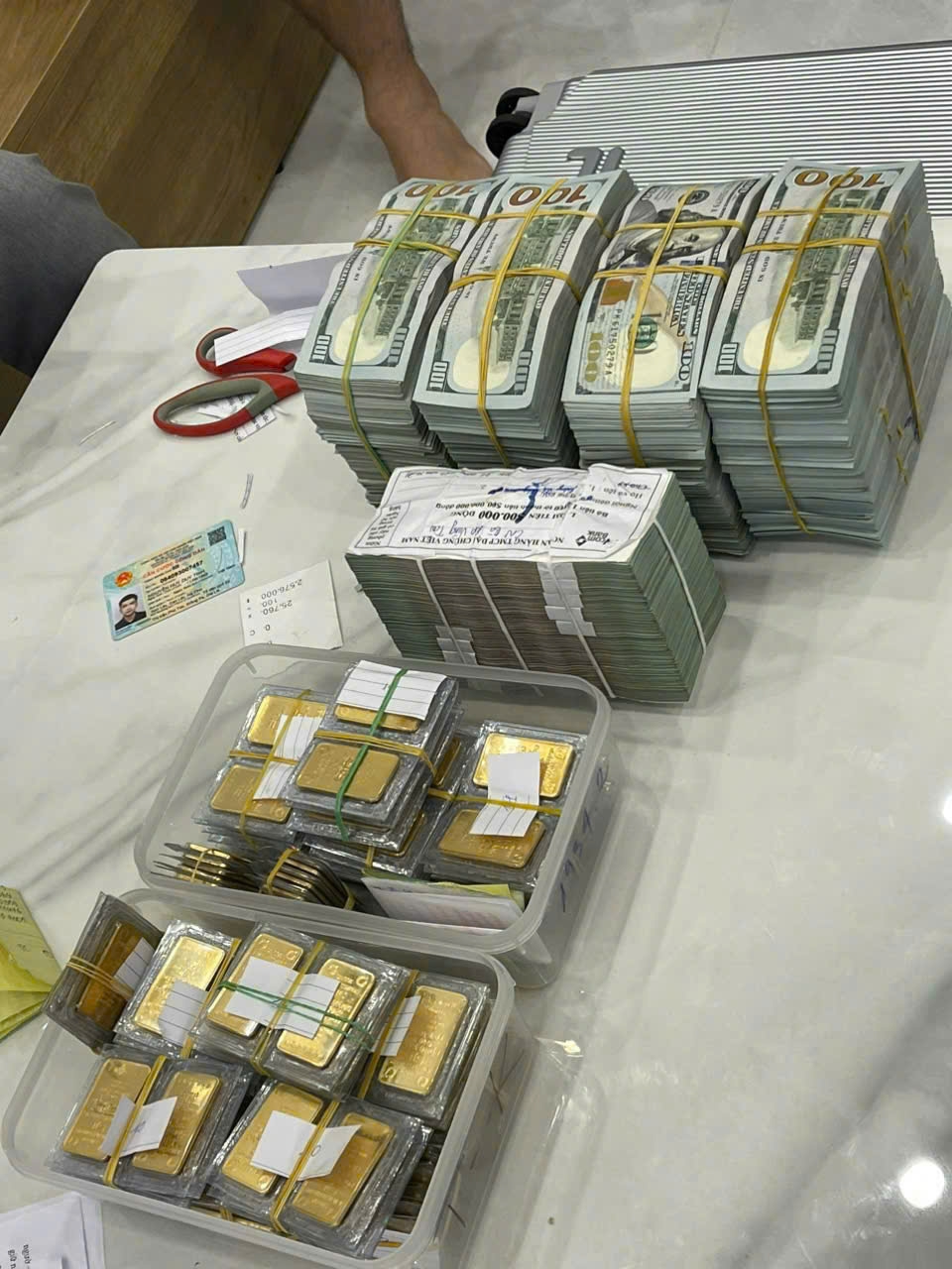 Cơ quan chức năng phong tỏa nhiều tài sản của các đối tượng, ước tính hơn 5.200 tỷ đồng, cụ thể 316 tỷ tiền trong tài khoản, trái phiếu trị giá 9 tỉ đồng, sổ tiết kiệm trị giá hơn 200 tỉ đồng; 69 tỷ đồng tiền mặt, 2,3 rriệu USD; 890 miếng vàng SJC; 246 kg vàng nguyên khối; 31 siêu xe, 7 xe mô tô hạng sang, đắt tiền; 59 đồng hồ nhãn hiệu nổi tiếng, trị giá khoảng 300 tỷ đồng; 84 trang sức các loại bằng vàng, khảm kim cương...