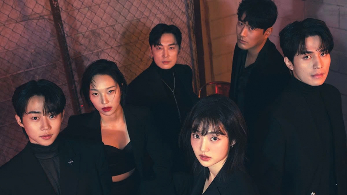 “A Shop for Killers” dựa trên tiểu thuyết cùng tên, kể về Jung Ji An (Kim Hye Joon) - cô gái sống với chú của mình là Jin Man (Lee Dong Wook) - người điều hành một cửa hàng bán dụng cụ nông nghiệp. Sau cái chết bất ngờ của chú, Ji An nhận được một tài sản thừa kế khổng lồ - lên đến 18,7 tỉ won. Tuy nhiên, đây cũng là lí do khiến cô trở thành mục tiêu của những kẻ giết người đáng ngờ.
Ngay khi mới lên sóng, phim được chú ý vì diễn xuất nhập tâm của Lee Dong Wook. Truyền thông đánh giá, anh là “linh hồn” của tác phẩm khi tái hiện chân thực biểu cảm thờ ơ lẫn đài từ có phần khô khan của nhân vật Jin Man.
Cùng với đó, việc tài tử lăn xả, nỗ lực thực hiện các cảnh quay nguy hiểm cũng được khen ngợi, giúp phim tăng độ thu hút.