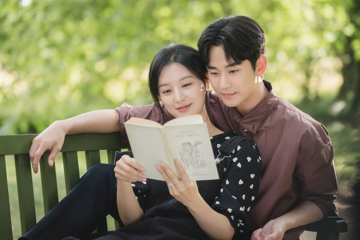 "Nữ hoàng nước mắt" với sự tham gia của Kim Ji Won, Kim Soo Hyun là bộ phim Hàn Quốc được yêu thích nhất đầu năm 2024. Phim tạo ra cơn sốt toàn châu Á với rating (tỉ suất người xem) kỷ lục 24,9%. Đây cũng là bộ phim có rating cao nhất trong lịch sử đài tvN, đứng trong Top 10 hạng mục phim truyền hình không phải tiếng Anh của Netflix toàn cầu. Phim lấy được thiện cảm của khán giả nhờ nhiều tình tiết lãng mạn, hài hước nhưng không kém phần gay cấn, bất ngờ. "Nữ hoàng nước mắt" giúp Kim Soo Hyun khẳng định vị thế sao nam top 1 Hàn Quốc, đồng thời giúp tên tuổi Kim Ji Won đến gần hơn với người hâm mộ.