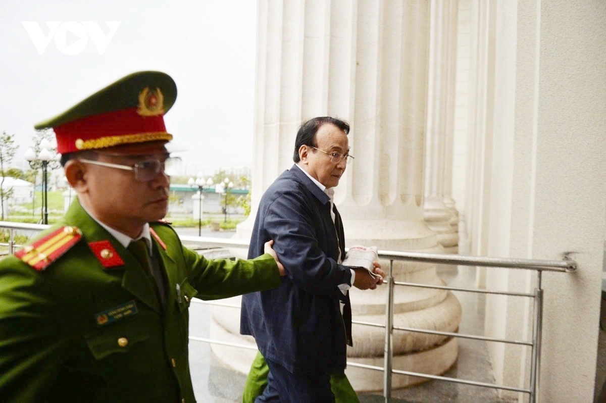 Vụ án Lừa đảo chiếm đoạt tài sản liên quan đến 6.630 bị hại xảy ra ở Tập đoàn Tân Hoàng Minh: Tháng 3/2024, TAND TP Hà Nội đã đưa ra xét xử Chủ tịch Tân Hoàng Minh - Đỗ Anh Dũng cùng 14 bị cáo trong vụ án Lừa đảo chiếm đoạt tài sản.