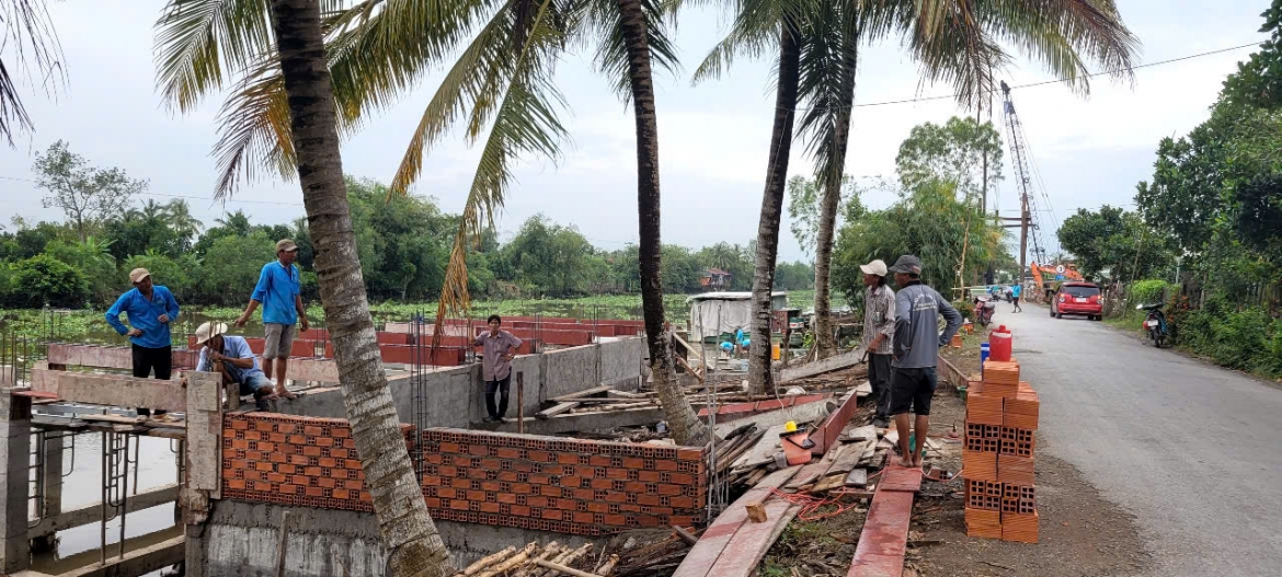 Người dân xã Hòa Khánh, huyện Cái Bè tự ý xây nhà trái phép ven kênh 28
