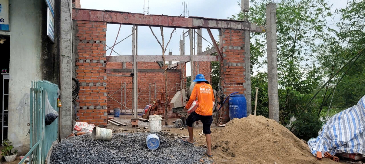Một ngôi nhà đang xây dựng lấn chiếm hành lang an toàn đường thủy vẫn tiến hành thi công bình thường