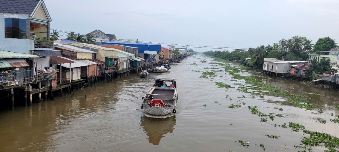 Tình trạng xây dựng  công trình nhà ở, cơ sở kinh doanh ven hai bờ kênh 28 ngày càng tăng