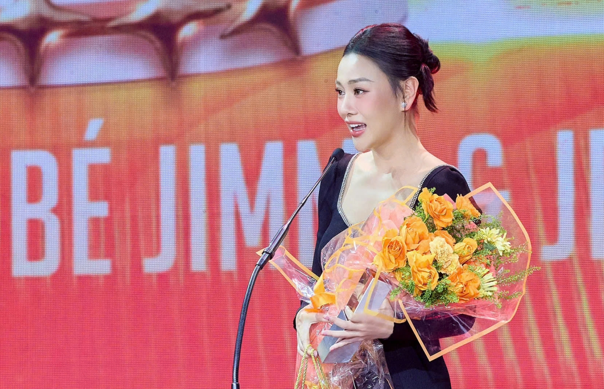 Tại gala "Ngôi sao của năm" 2024, diễn viên Phương Oanh cùng cặp song sinh Jimmy - Jenny nhận giải "Hot Mom/ Dad &amp; Kid". Phương Oanh và hai con chiến thắng bằng lượng bình chọn cao nhất từ khán giả. Lên sân khấu nhận giải, Phương Oanh cho biết cô rất vinh dự và xúc động trước hạng mục này, gửi lời cảm ơn vì trong suốt năm qua đã luôn chân thành, yêu thương và đầy tử tế với cộng đồng.