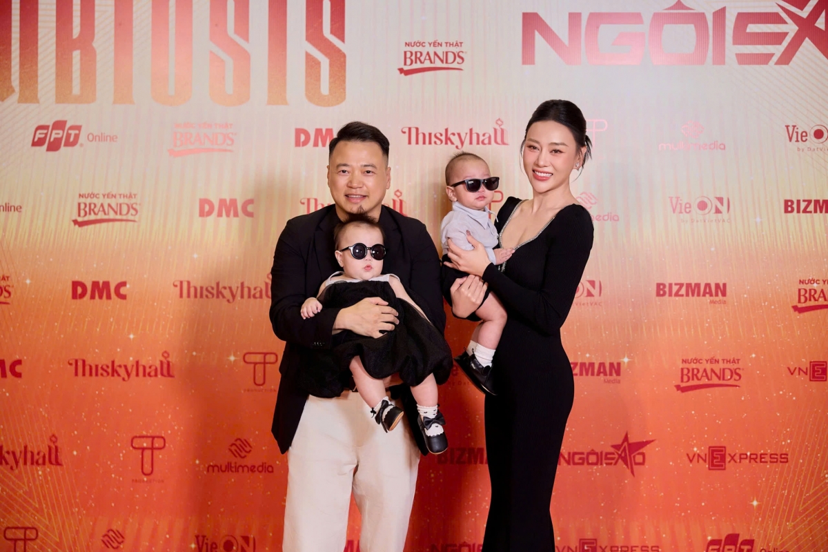 Trước đó, gia đình Phương Oanh - Shark Bình là tâm điểm trên thảm đỏ với hàng trăm ngôi sao tham dự. Hai em bé Jimmy - Jenny được nhiều fan khen đáng yêu, dễ thương. Trả lời MC Thanh Thanh Huyền, Shark Bình cho biết anh tự hào khi bà xã và hai con được nhiều độc giả yêu mến. 