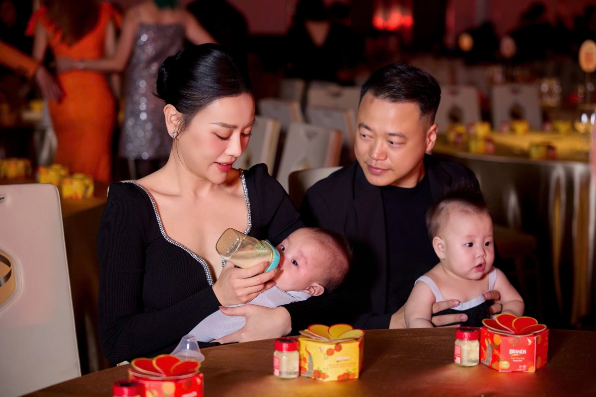 Thay vì hưởng thụ cuộc sống sung sướng của một phu nhân tổng tài, Phương Oanh vẫn chăm chỉ làm việc, cùng lúc quán xuyến nhiều vai trò bên cạnh chăm sóc gia đình ngay sau một tháng ở cữ. Lý giải cho điều này, Phương Oanh cho biết cô muốn làm gương cho các con và không muốn Jimmy - Jenny trở thành những đứa trẻ ngậm thìa vàng rồi quen hưởng thụ, không biết nỗ lực khi lớn lên. 
