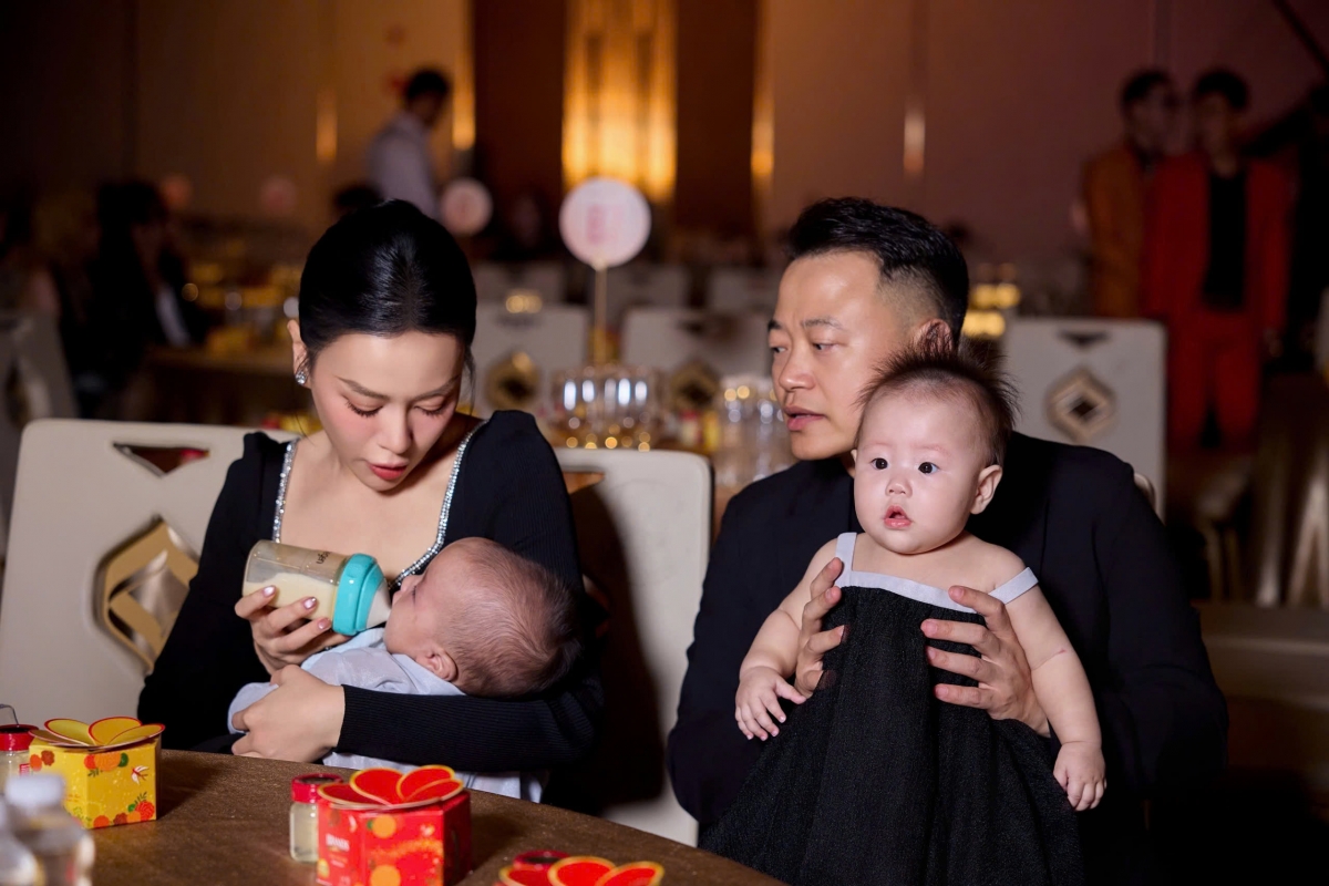 Phương Oanh từng cho biết các con là động lực để cô trở nên mạnh mẽ, chăm chỉ hơn. Sau mỗi ngày làm việc, cô chỉ cần được ôm hai “cục sữa” là thấy tiêu tan hết mệt mỏi. Những nụ cười ngây thơ, ánh mắt long lanh trong sáng của con khi ngước nhìn mình giúp cô quên đi áp lực xung quanh. Mỗi lần các con đưa tay lên xoa mặt mẹ khi thấy mẹ đau đớn vì chấn thương sau luyện tập, Phương Oanh cảm giác như các con đang vỗ về, động viên.