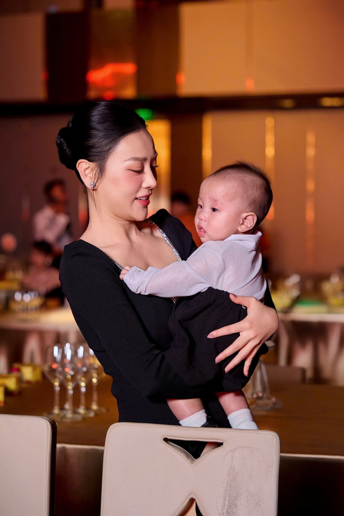 Phương Oanh sinh năm 1989, nổi tiếng với các phim truyền hình: Hoa bay, Lặng yên dưới vực sâu, Ngược chiều nước mắt, Quỳnh Búp Bê, Hương vị tình thân... Cô kết hôn với doanh nhân Nguyễn Hòa Bình (Shark Bình) vào giữa năm 2023 và sinh đôi một trai một gái hồi tháng 5/2024.