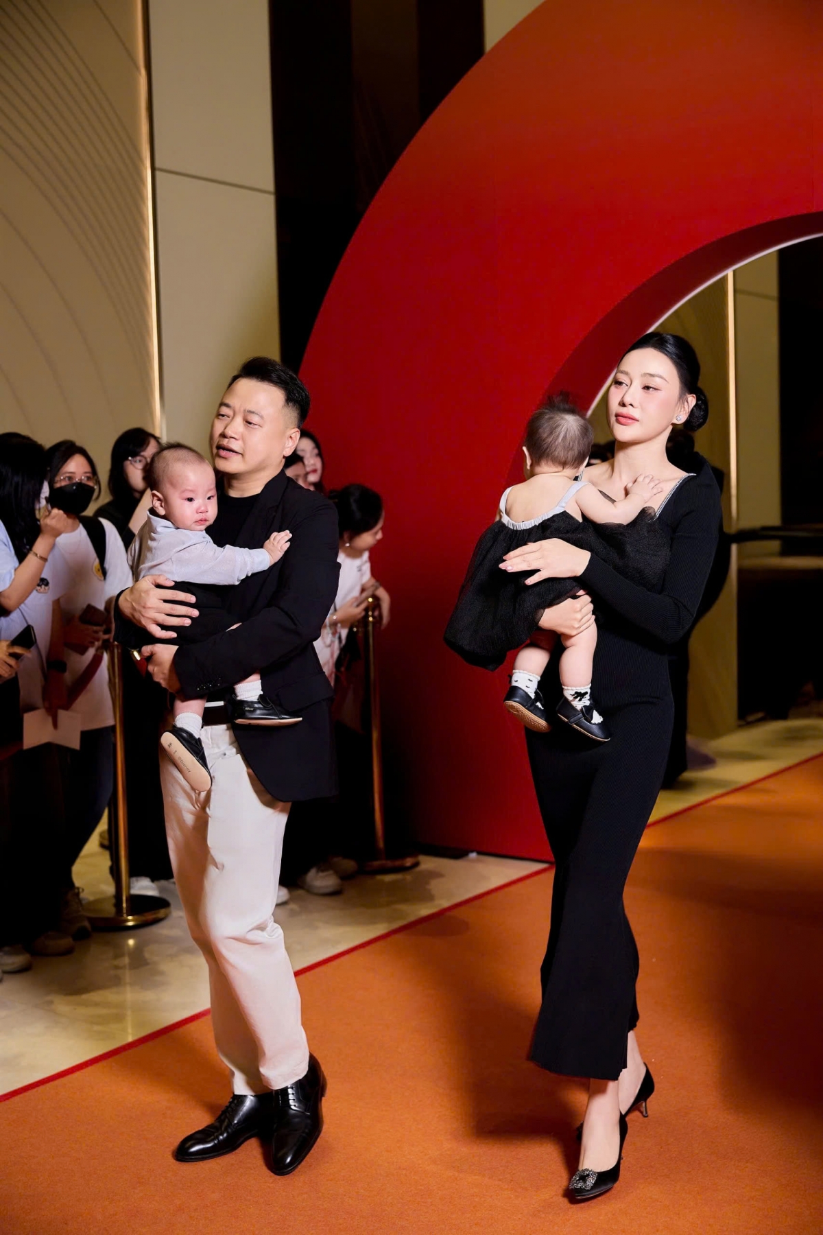 Cặp song sinh Jimmy - Jenny nhà Phương Oanh cũng luôn nhận sự quan tâm lớn từ công chúng. Mỗi video ghi lại khoảnh khắc đáng yêu của các bé do nữ diễn viên đăng tải đều thu hút hàng triệu lượt xem, hàng nghìn bình luận khen ngợi. Cặp song sinh nhà Phương Oanh - Shark Bình được nhận xét là bản sao của bố về ngoại hình, thừa hưởng biểu cảm đa dạng của mẹ. Các bé được mọi người đặt cho biệt danh "vitamin hài hước", "thánh hề" vì những biểu cảm ngộ nghĩnh, khiến mẹ luôn không nhịn được cười. 