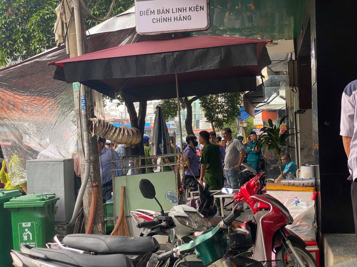 Đến hơn 9 giờ sáng 20/12, lực lượng chức năng vẫn đang phong tỏa hiện trường, điều tra nguyên nhân và thiệt hại vụ cháy.