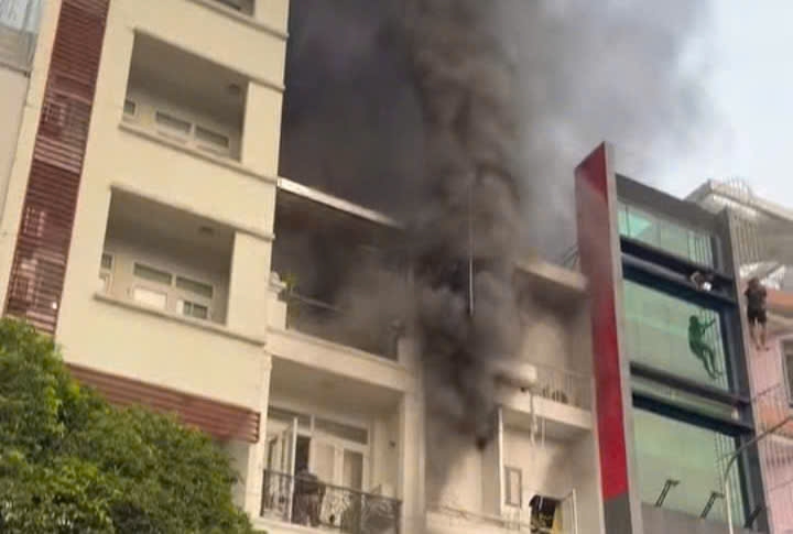 Đám cháy bùng lên từ sáng sớm tại căn nhà.