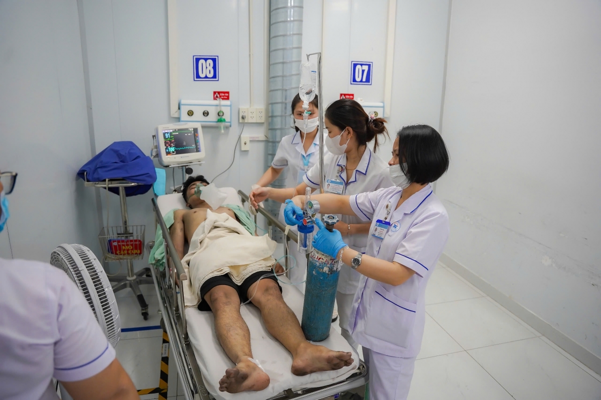 Các nạn nhân được cứu thoát, cấp cứu tại bệnh viện (Ảnh: BVCC)