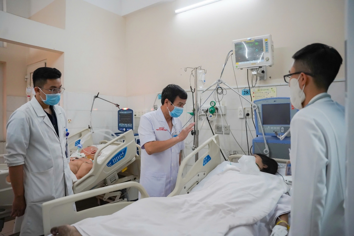 Các y bác sĩ tích cực cứu chữa cho nạn nhân bị ngạt khó trong vụ cháy (Ảnh: BVCC)