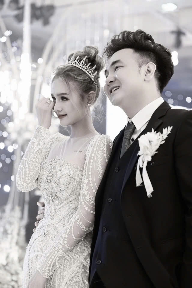 Hot girl Xoài Non và streamer Xemesis chia tay hồi tháng 6 khiến cộng đồng mạng bất ngờ bởi cặp đôi từng có đám cưới đẹp như cổ tích vào năm 2020. Hai người không nói rõ lý do hôn nhân đổ vỡ. Cặp đôi chưa sinh con trong 4 năm gắn bó.