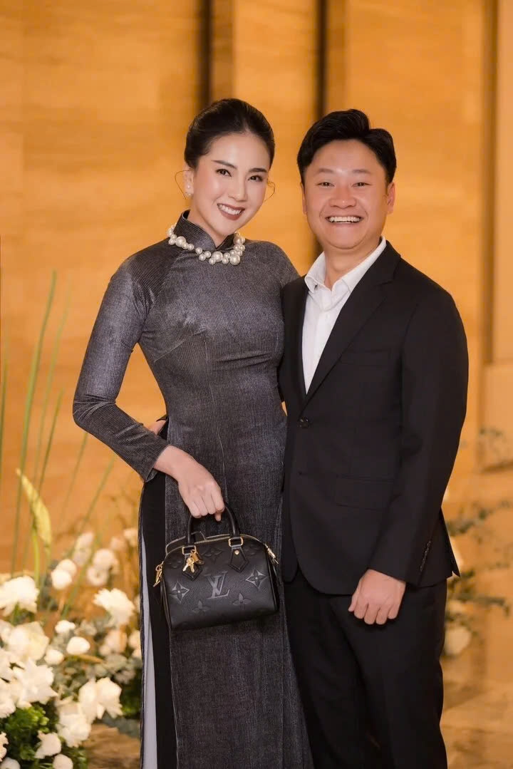 MC Mai Ngọc và doanh nhân Hoài Nam ly hôn sau 7 năm chung sống. Cô không tiết lộ lý do mà chỉ cho biết họ chia tay trong êm đẹp, không có bất cứ vướng mắc nào về tài sản, con cái. Thông tin này khiến người hâm mộ bất ngờ và tiếc nuối vì vợ chồng Mai Ngọc đã có 17 năm bên nhau.