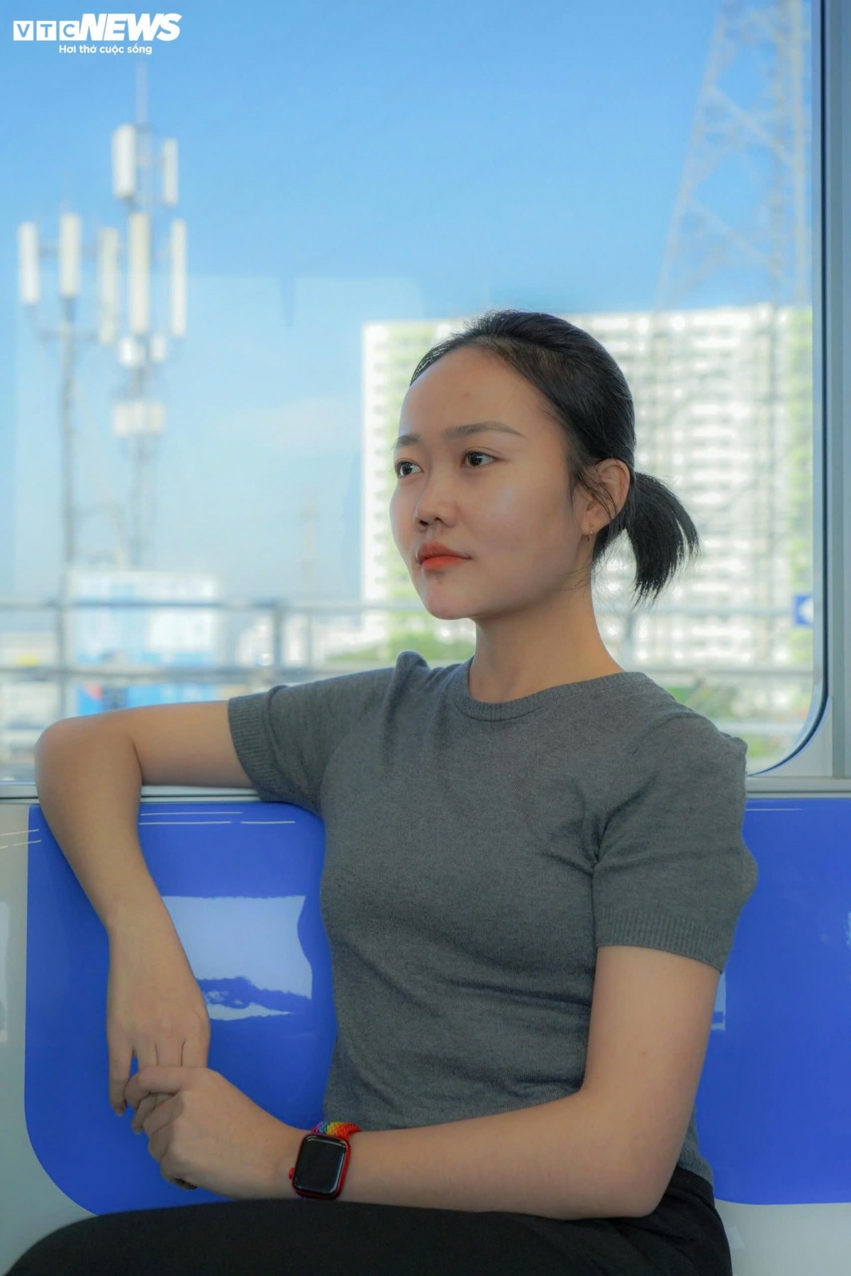 Thu Hiền (ngụ Quận 7, TP.HCM) cho biết, nhóm của chị đã lên kế hoạch đăng ký tham gia trải nghiệm Metro ngay từ khi MAUR có thông báo. "Choáng với độ khang trang, hiện đại của Metro số 1, từ ga ngầm đến các vị trí trên tàu đều có những điểm check in tuyệt đẹp. Tàu Metro chắc chắn sẽ là phương tiện đi lại của nhiều người dân và giới trẻ, vì phương tiện này rất thuận tiện, đặc biệt không lo tắc đường", Thu Hiền nói.