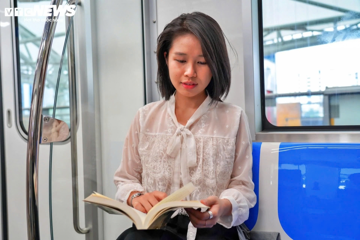 Tàu Metro di chuyển khá êm, điều hòa mát mẻ. Ngoài trải nghiệm đường sắt đô thị hiện đại, thuận tiện, nhiều bạn trẻ cũng chọn những góc chụp "sống ảo" ngay trên tàu trong ngày chạy thử nghiệm.