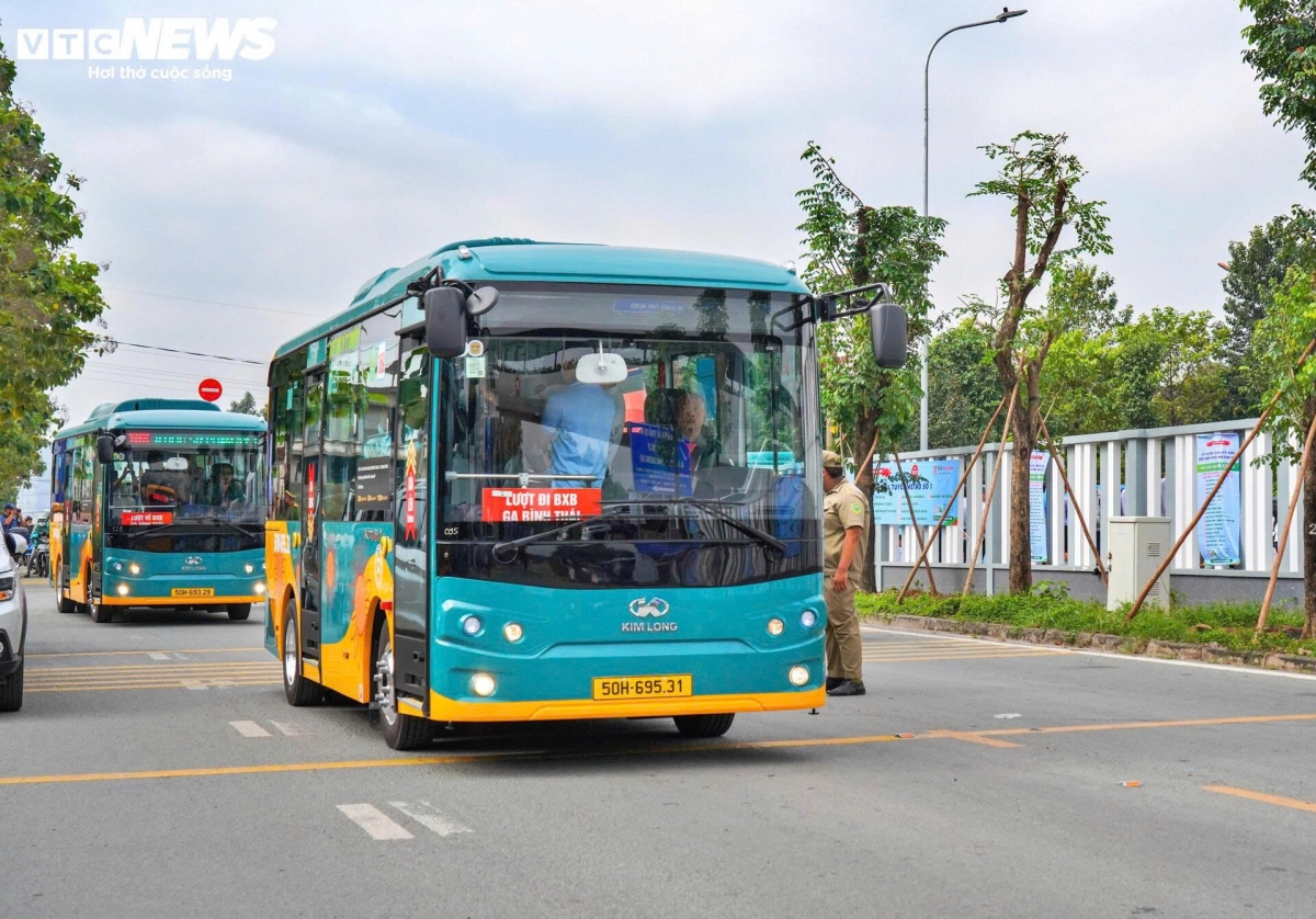 Bên cạnh đó, TP.HCM cũng sẽ miễn phí giá vé xe buýt trên các tuyến kết nối Metro từ 1/1/2025 đến khi kết thúc hỗ trợ giá vé tàu điện tuyến Metro số 1.