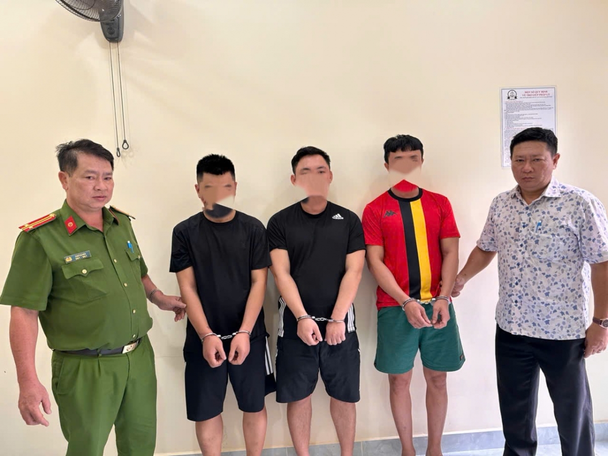 Cơ quan công an bắt giữ 4 đối tượng (Ảnh: CACC)