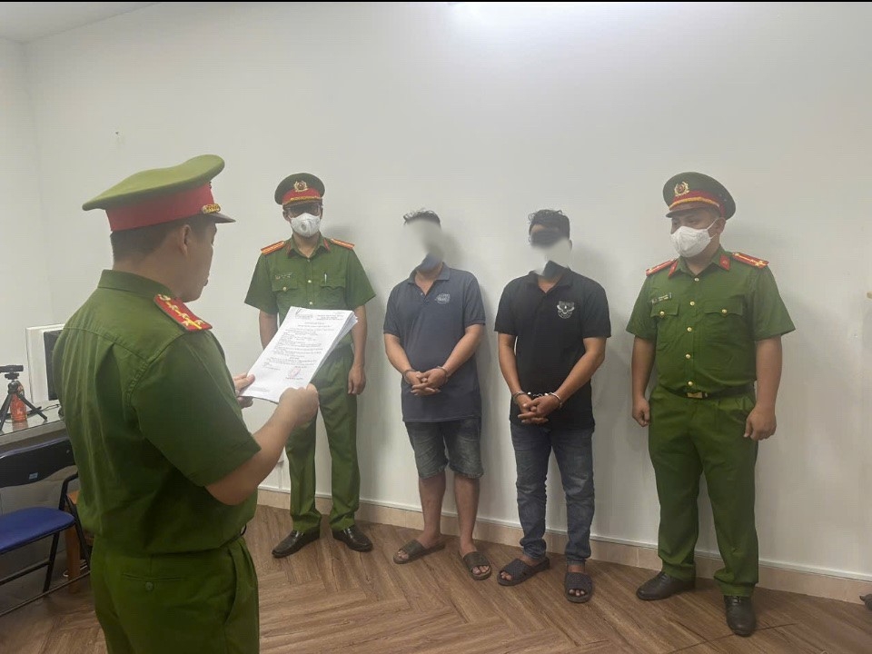 Các đối tượng tàng trữ hàng cấm được đưa về trụ sở cơ quan điều tra (Ảnh: CACC)