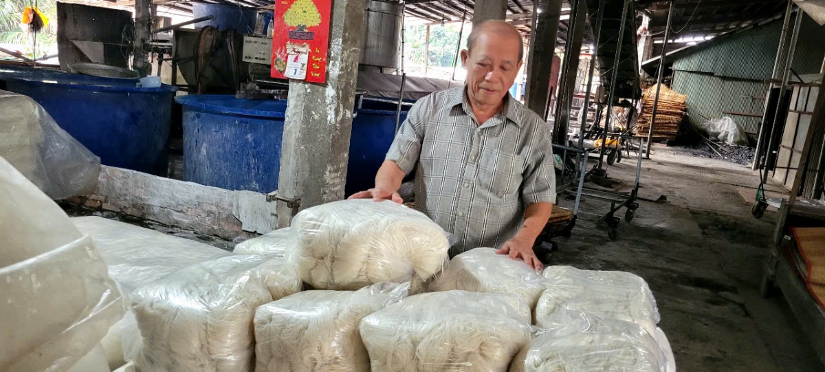 Ông Trương Văn Thuận tại xã Mỹ Phong, Tp. Mỹ Tho có gần 40 năm làm bánh hủ tiếu