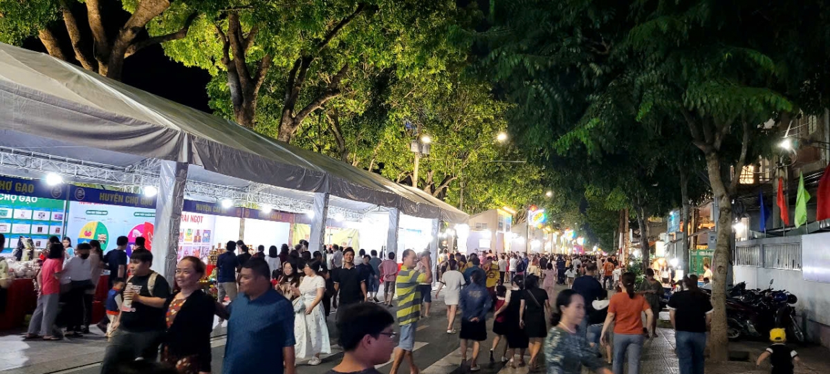 Dù thời tiết bất lợi nhưng đông đảo người dân đến với lễ hội "Hủ tiếu Mỹ Tho"