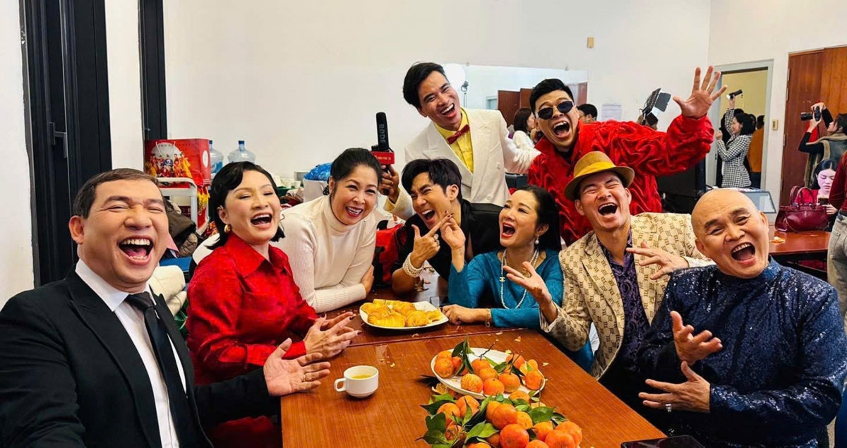 Nghệ sĩ Xuân Hinh, Xuân Bắc, Quang Thắng, Hồng Vân, Hồng Đào… cười tươi chụp hình khi cùng tham gia chương trình Tết.