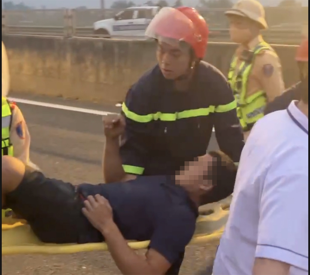 Người lái xe đưa ra ngoài để chăm sóc y tế