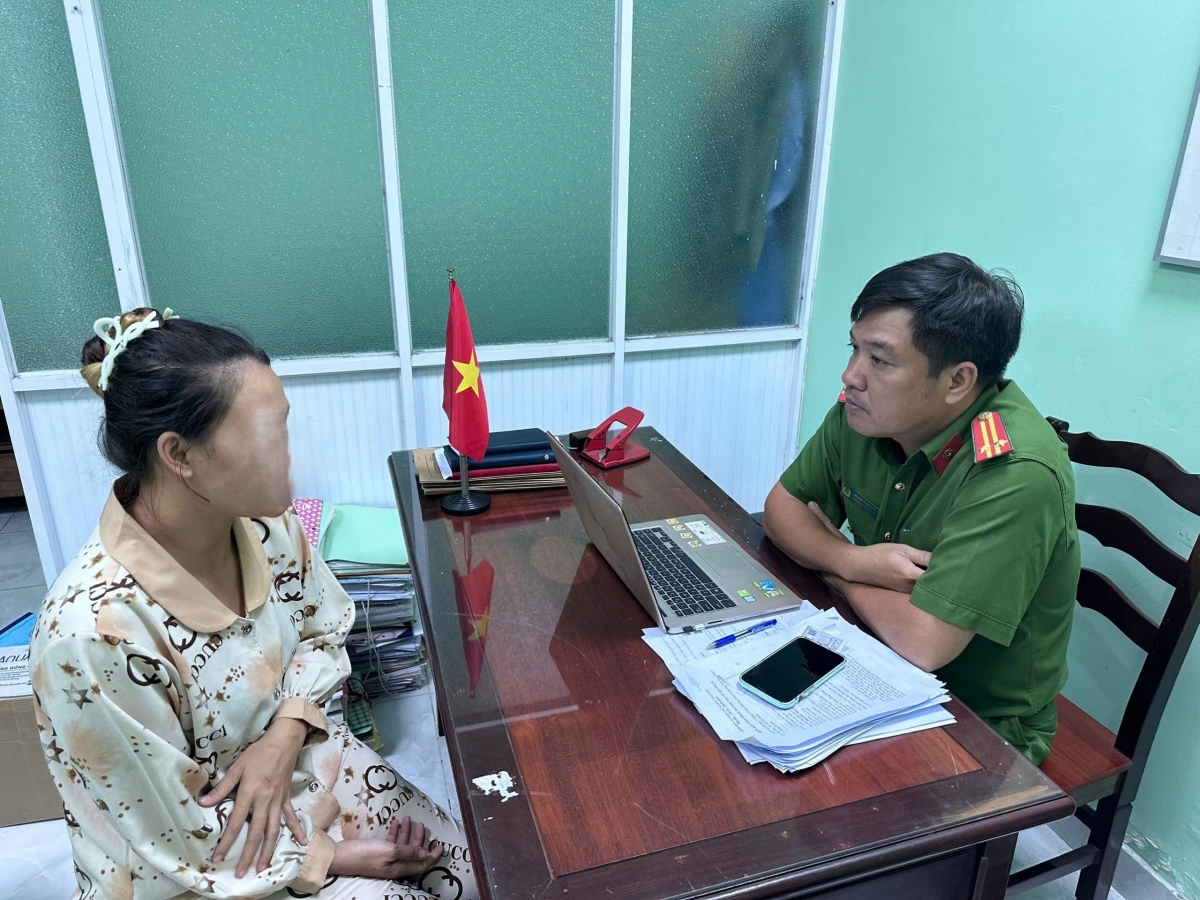Công an lấy lời khai của đối tượng.