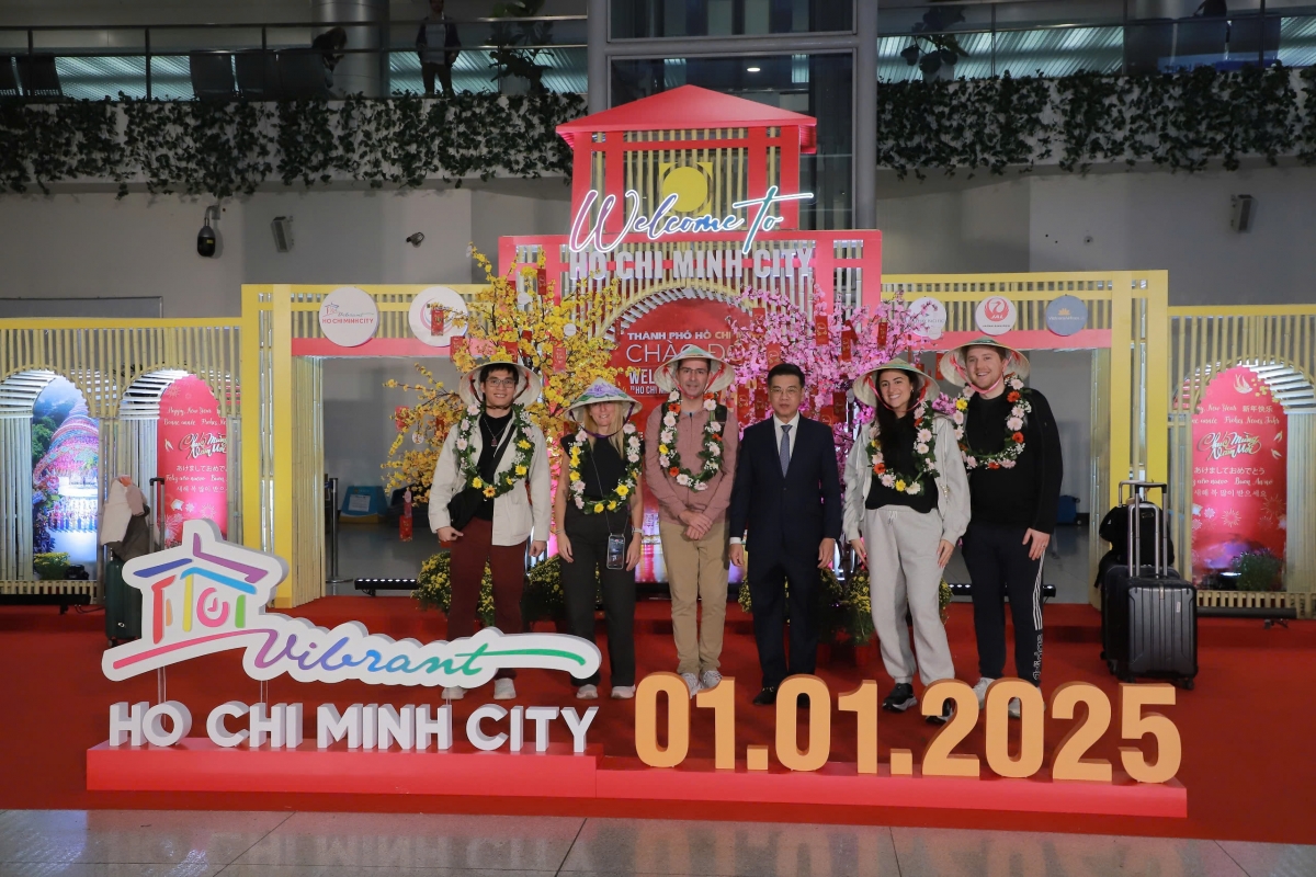 TP.HCM đón những hành khách đầu tiên từ Paris (Pháp) trên chuyến bay VN 10.