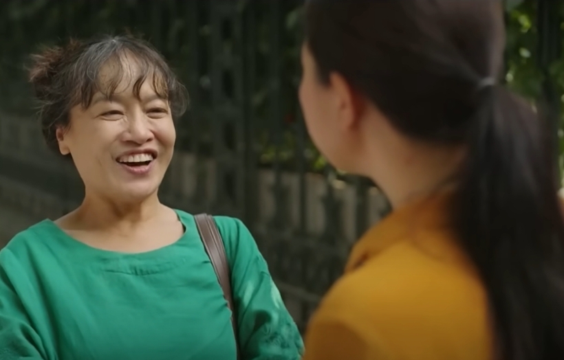 Diễn viên Tú Oanh trong phim "Hoa sữa về trong gió"