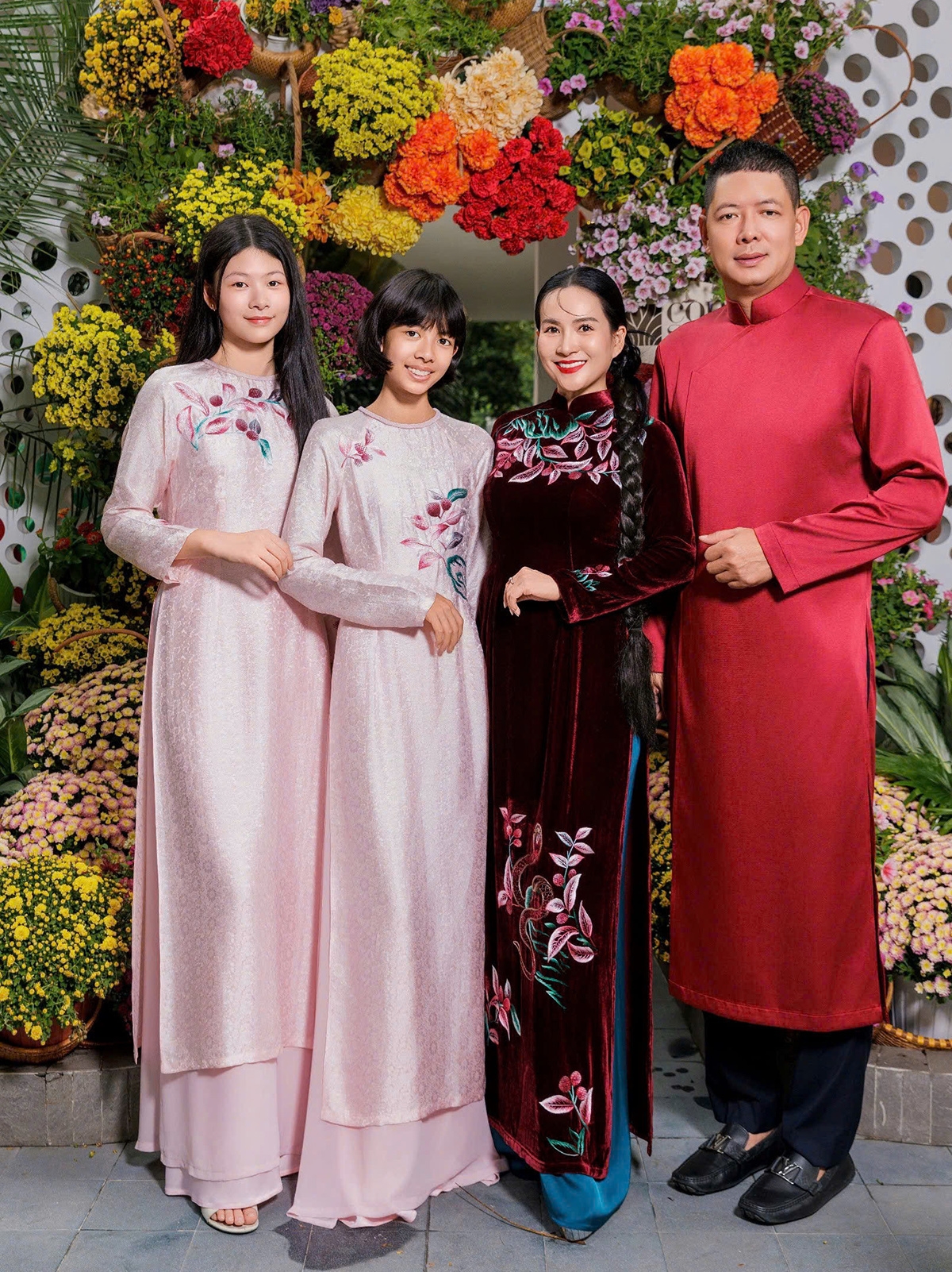 Sao Việt 22/1: Gia đình Bình Minh xúng xính áo dài đi chụp ảnh kỷ niệm Tết Ất Tỵ. Hai con gái của diễn viên diện trang phục hồng nhạt còn vợ anh - doanh nhân Anh Thơ - mặc thiết kế bằng chất liệu nhung, thêu họa tiết tinh tế.