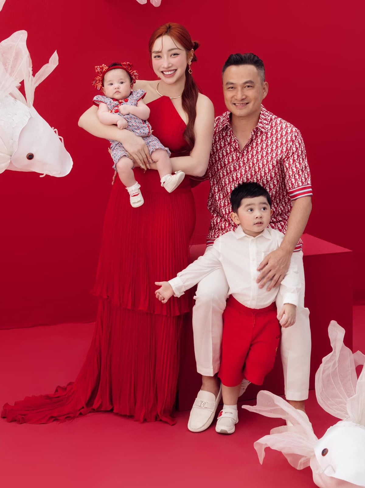 Diễn viên Chi Bảo mặc ton sur ton chụp ảnh cùng vợ trẻ Lý Thùy Chang và hai con, mừng sinh nhật lần thứ 52.
