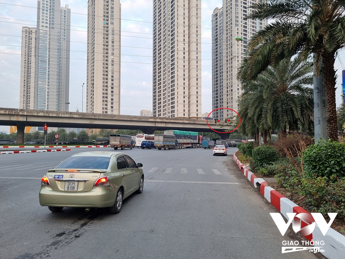 Tại đại lộ Thăng Long, đoạn cuối đường rẽ phải vào vành đai 3, khoảng cách từ vạch dừng xe đến đèn tín hiệu trên cột cần vươn lên tới khoảng 20m (Ảnh: Minh Hiếu)