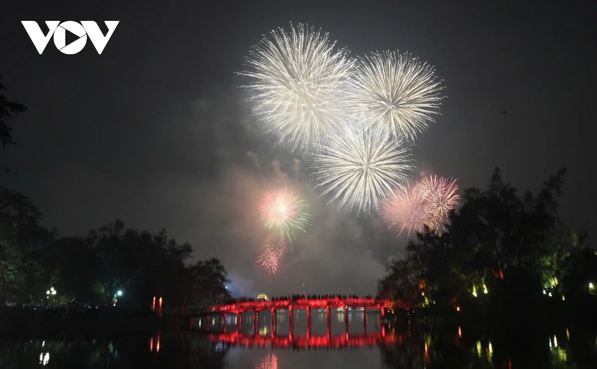 A high-altitude fireworks display has lit up the night skies of Hanoi, ushering in the New Year 2025.