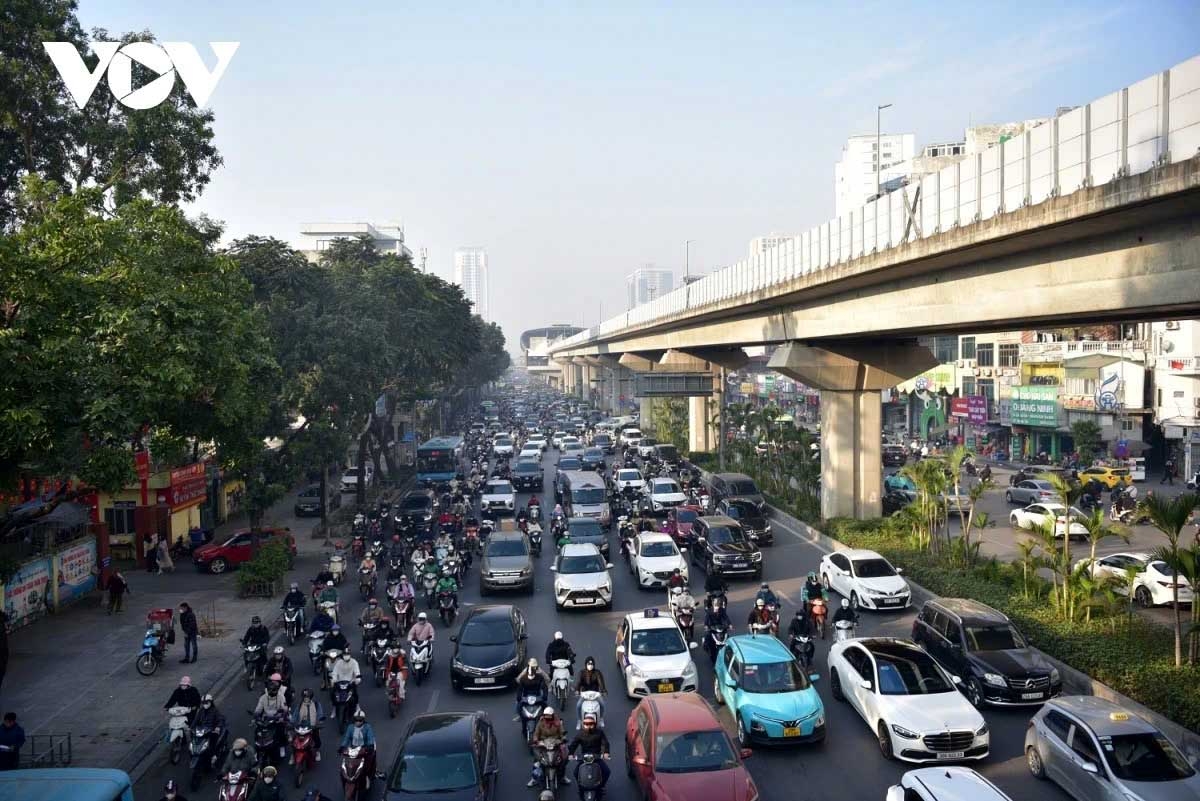 Key thoroughfares across the city, including Nguyen Trai, Pham Van Dong, and Giai Phong streets, are crowded with road users, especially car and motorbike drivers.