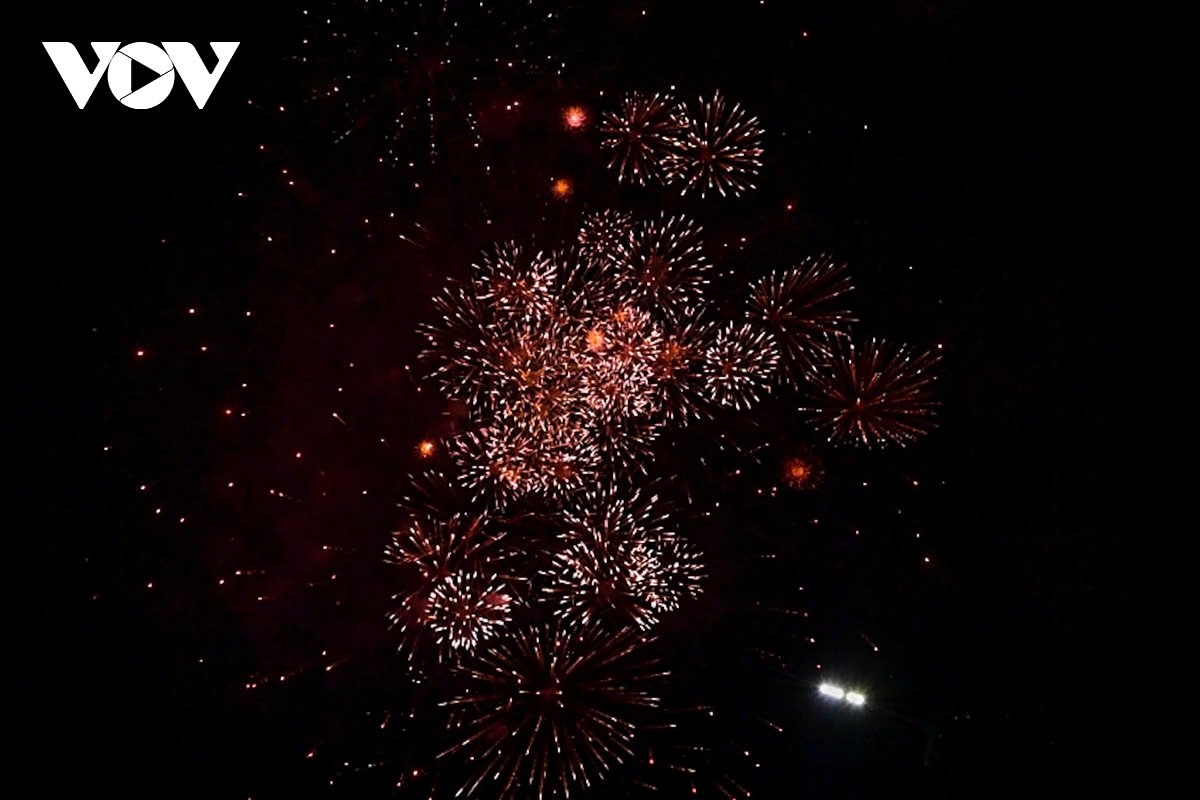 It has for years become a tradition that on lunar New Year's Eve, Hanoi and many major cities across Vietnam hold fireworks displays to bid farewell to the old year and welcome the new one.