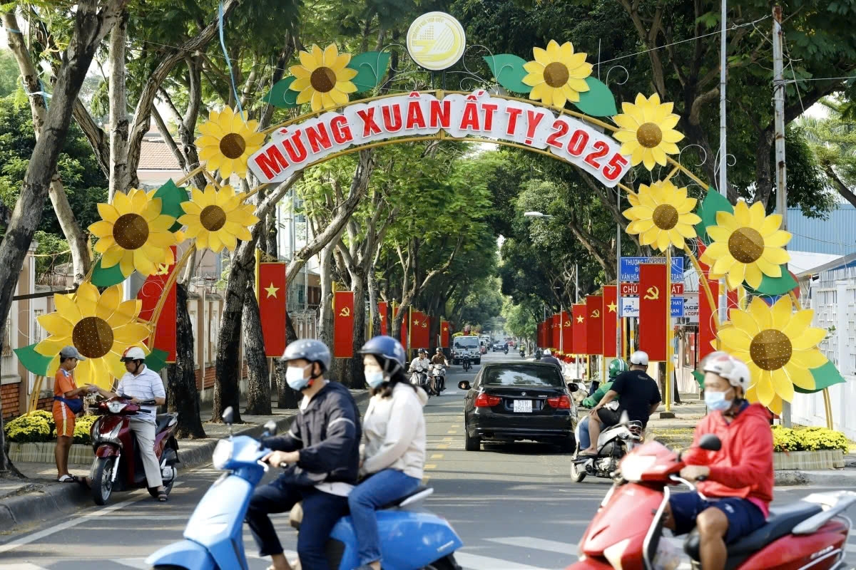 From the city centre to the suburban areas, these days, everywhere is covered in the vibrant colours of flags and flowers in celebration of the Lunar New Year.