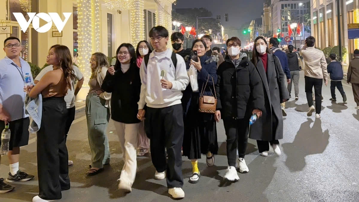 In the capital city of Hanoi, roads leading to the pedestrian area around Hoan Kiem Lake, particularly near venues for the New Year Countdown Festival 2025 at Dong Kinh Nghia Thuc Square and the August Revolution Square, are crowded with New Year revelers.