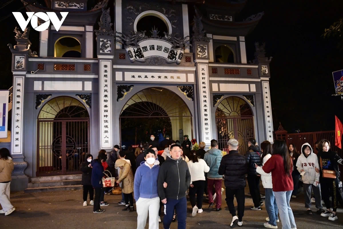 Tay Ho Temple is one of the popular destinations during the Lunar New Year, especially at the beginning of the year. It worships Lieu Hanh Goddess (Mother Lieu Hanh or Mother of the Nation), one of the four immortals in Vietnamese folk religion.