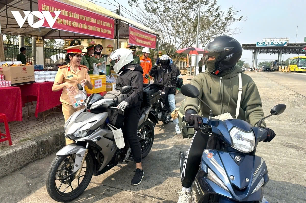 It has become a tradition that every year, as Tet approaches, along with their efforts to ensure security, order, and traffic safety, the Dak Nong Police set up stations to distribute free drinking water, cooling towels, and food to motorbike travelers heading home for the holiday.