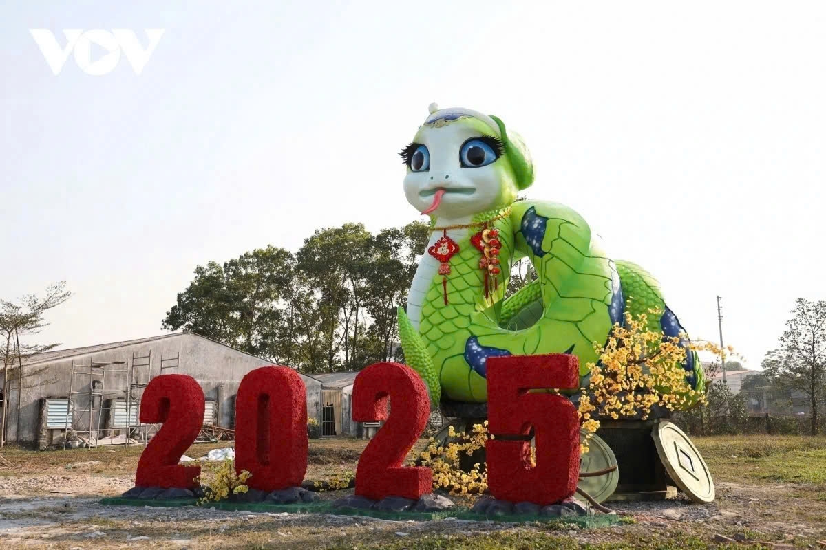 The snake mascot in Bac Giang province, named Rắn Hạnh Phúc (The Happy Snake), is a remarkable creation by artist Bui Van Quan. Standing 5.1 meters tall and weighing a massive 7 tonnes, this masterpiece is crafted from reinforced concrete and steel, showcasing both durability and artistic finesse.