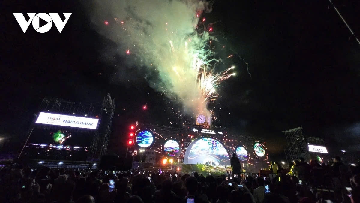 After the closing ceremony of the 10th Da Lat Flower Festival 2024, a spectacular New Year’s Eve celebration has attracted thousands of local people and tourists.